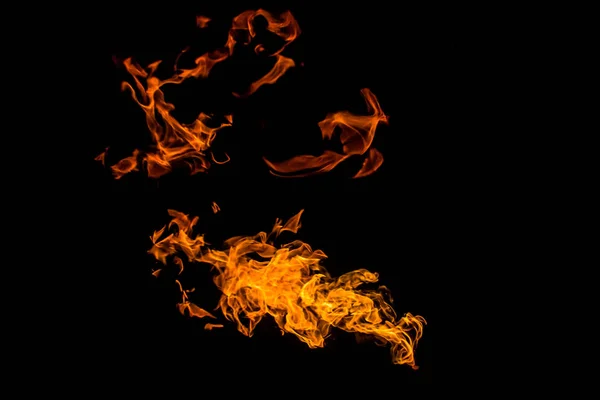 Llamas de fuego sobre fondo negro. fuego sobre fondo negro aislado. patrones de fuego — Foto de Stock