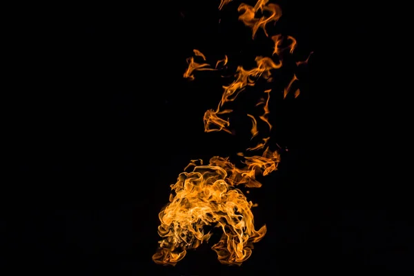 Vuurvlammen op zwarte achtergrond. vuur op zwarte achtergrond geïsoleerd. vuur patronen — Stockfoto