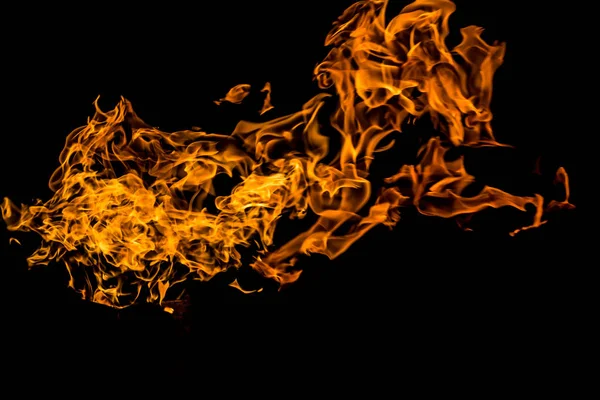 Chamas de fogo no fundo preto. fogo sobre fundo preto isolado. padrões de incêndio — Fotografia de Stock
