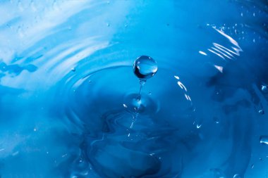 Bir damla su. Mavi su damlası. Düşen su. Su sıçrama clos