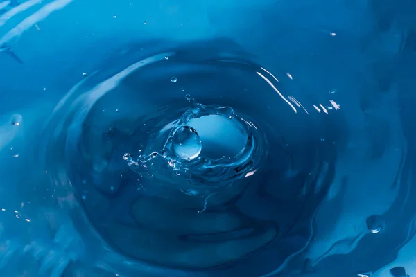 물 방울. 블루 워터 드롭. 떨어지는 물. 물 튀김 클로 — 스톡 사진