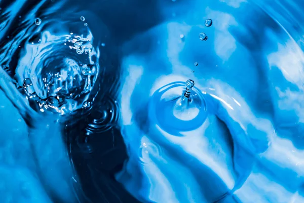 Water splash close-up. Druppel water. Blauwe waterdruppel. Vallende w — Stockfoto