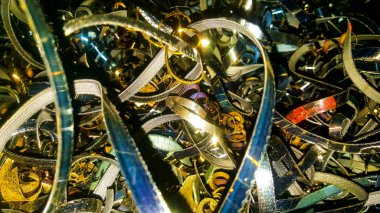 Yakın çekim bükümlü spiral talaçlar. metal talaşlar. F'nin işlenmesi