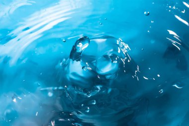 Su sıçraması yakın çekim. Bir damla su. Mavi su damlası. Düşen w