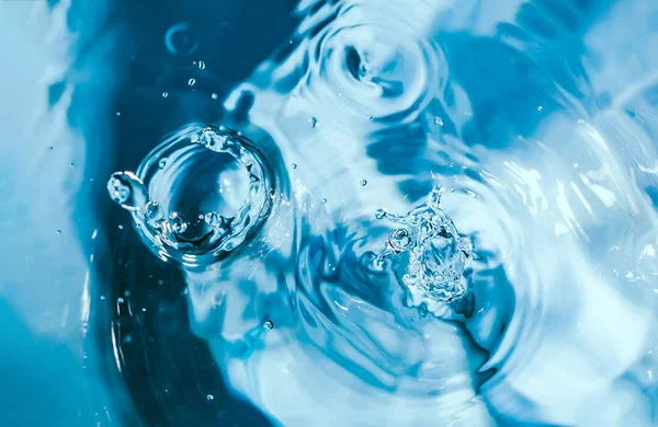 물 튀김 클로즈업. 물 방울. 블루 워터 드롭. 떨어지는 w — 스톡 사진