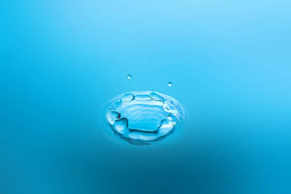 Water splash close-up. Druppel water. Blauwe waterdruppel. Vallend water. — Stockfoto