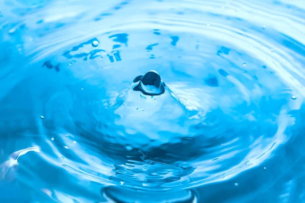 물 튀김 클로즈업. 물 방울. 블루 워터 드롭. 떨어지는 물. — 스톡 사진