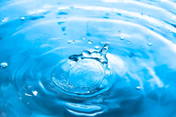 Water splash close-up. Druppel water. Blauwe waterdruppel. Vallend water. — Stockfoto