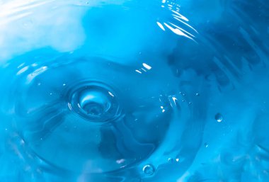 Su sıçraması yakın çekim. Bir damla su. Mavi su damlası. Düşen w