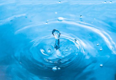 Su sıçraması yakın çekim. Bir damla su. Mavi su damlası. Düşen w