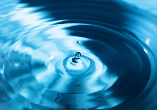 Espirro de água close-up. Uma gota de água. Gota de água azul. Queda w — Fotografia de Stock