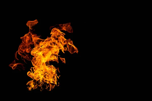 Ohnivé plameny na černém pozadí. požár na černém pozadí izolován. požární vzory — Stock fotografie