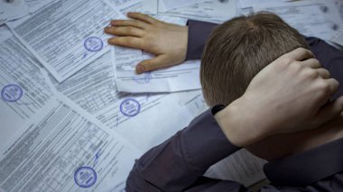 Kriz, maaş. Nüfus arasında kredilere yönelik iflas borç yükümlülükleri artmıştır. Kamu hizmetleri için insanların borçları büyüyor, gıda ve ilaç fiyatlarında bir artış var. Tarife artışları
