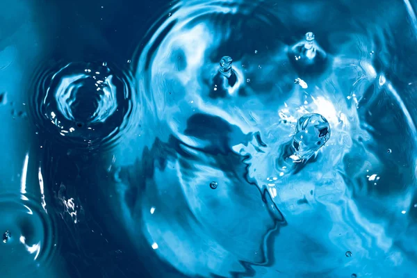 물 튀김 클로즈업. 물 방울. 블루 워터 드롭. 떨어지는 w — 스톡 사진