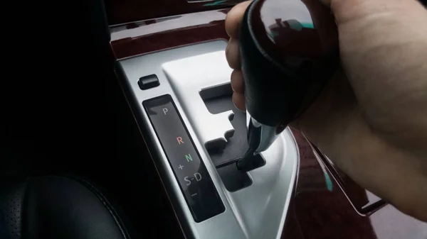 Otomatik şanzıman seçici anahtarındaki el. Sürücüyü otomatik şanzıman üzerinde konumlandırma. — Stok fotoğraf