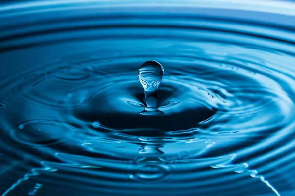 Water splash close-up. Druppel water. Blauwe waterdruppel. Vallende w — Stockfoto