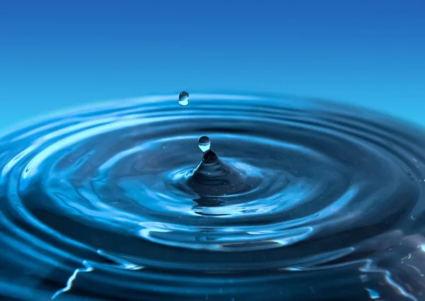 Una gota de agua. Gota de agua azul. Caída de agua. Salpicaduras de agua clos —  Fotos de Stock