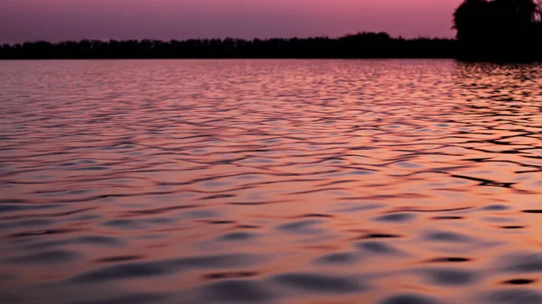 Fale morza w słońcu słońca wieczorem. Gładka woda w słońcu. Zachód słońca nad wieczornym jeziorem. — Zdjęcie stockowe