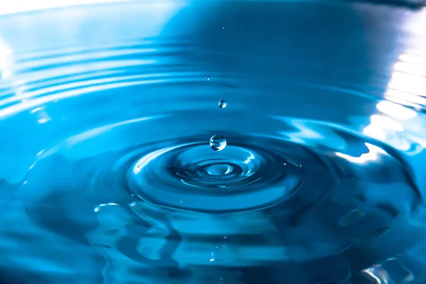 Water splash close-up. Een druppel water, een druppel regen. — Stockfoto