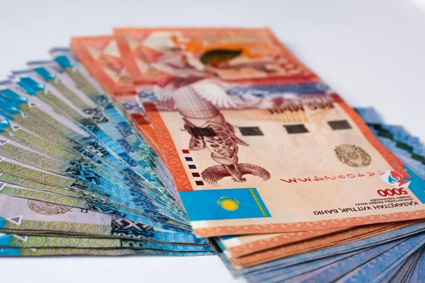 Tenge auf weißem Hintergrund. Kasachstans Geld. Banknoten tendieren. Geld Kasachstan Tenge — Stockfoto