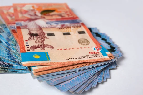 Тенге на белом фоне. Казахстанские деньги. Банкноты в тенге. Деньги — стоковое фото