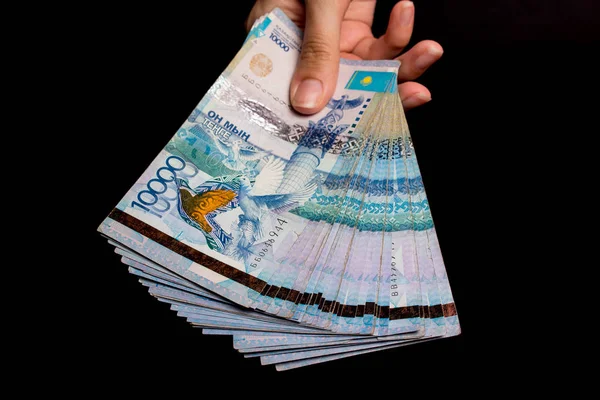 Tenge sobre fondo negro. Dinero kazajo. Billetes tenge. Dinero Kazajstán Tenge — Foto de Stock