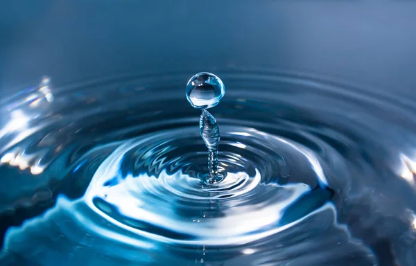 Wasserspritzer oder Tropfen. Wasserspritzer aus nächster Nähe. Blauer Wassertropfen. Fallendes Wasser — Stockfoto