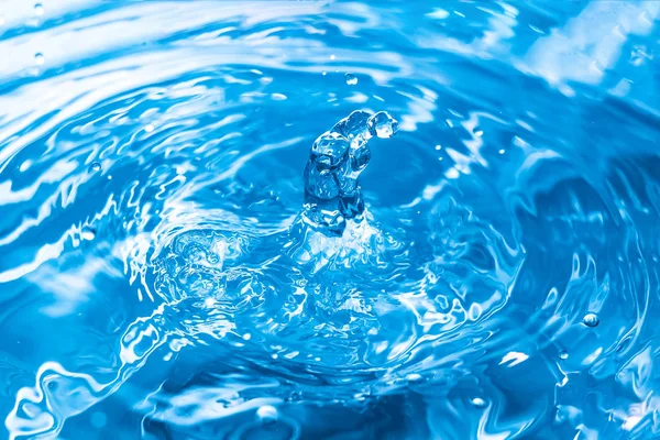 Salpicadura o gota de agua. Salpicadura de agua de cerca. Gota de agua azul. Fa —  Fotos de Stock