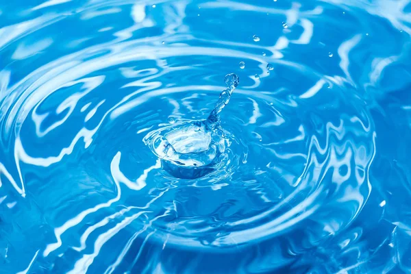 Salpicadura o gota de agua. Salpicadura de agua de cerca. Gota de agua azul. Fa —  Fotos de Stock