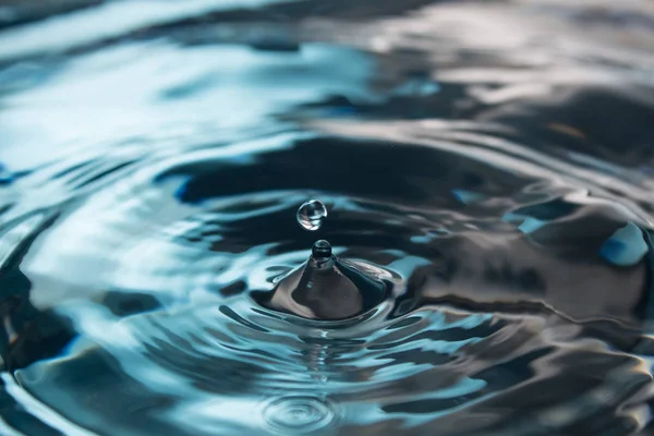 Wasserspritzer oder Tropfen. Wasserspritzer aus nächster Nähe. Blauer Wassertropfen. fa — Stockfoto