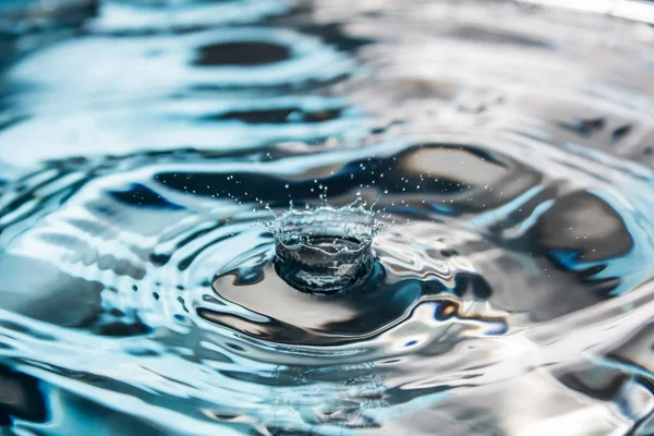 Water splash of drop. Water splash close-up. Blauwe waterdruppel. Fa — Stockfoto