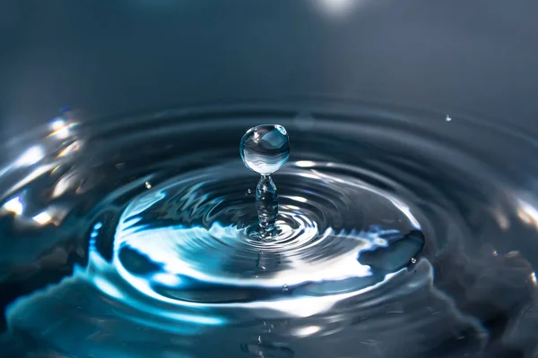 Salpicos ou gotas de água. Espirro de água close-up. Gota de água azul. Fa — Fotografia de Stock