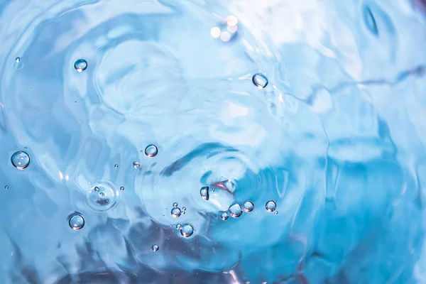 물 튀김 클로즈업. 푸른 물의 왕관입니다. 물 방울 — 스톡 사진