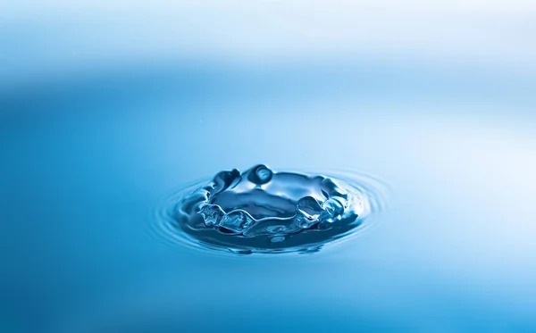 물을 가까이 튀기고. 푸른 물의 정수리. 물 한 방울. 아쿠아 바크 — 스톡 사진