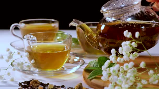 Nalijte Horký Zelený Čaj Skleněné Konvice Skleněného Hrnku Čajové Obřady — Stock video