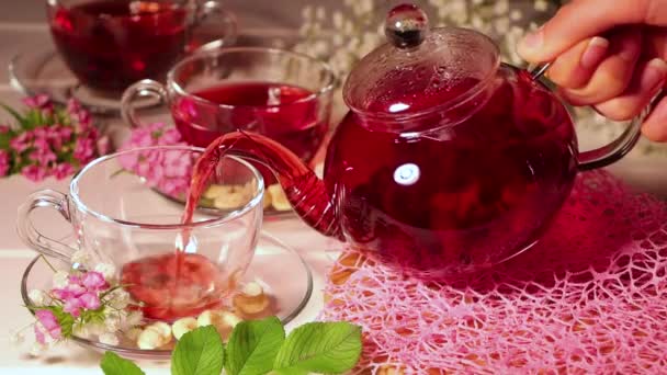 Dziewczyna Wlewa Herbatę Czajnika Szklanego Kubka Ceremonie Tradycje Herbaty Czerwona — Wideo stockowe
