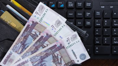 Rus rublesi olan arsa kredi kartlarıyla birlikte cüzdanda. Kağıt banknotlar Rus Rublesi. Ruble, Rusya 'nın milli para birimi.