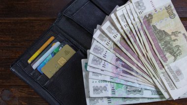 Rus rublesi olan arsa kredi kartlarıyla birlikte cüzdanda. Kağıt banknotlar Rus Rublesi. Ruble, Rusya 'nın milli para birimi.