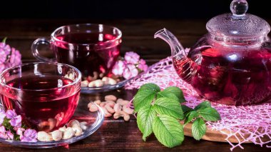 Karanfil çiçekli kırmızı çay fotografı. İngiliz çay geleneği. Şifalı bitkiler ve bitkilere dayalı tıbbi terapi. Şifalı otlar ve şifalı biraderler.