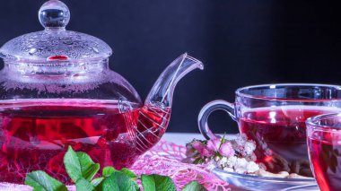 Rahat bir evde hoş kokulu sıcak lüks çay. Rahatlatıcı içecek. Çaydanlık, fincanlar, fındık, karanfil çiçekleri ve yeşil tıbbi yapraklar. Japon ve Zen tarzında çay seremonileri ve gelenekler