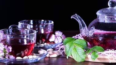 Karanfil çiçekli kırmızı çay fotografı. İngiliz çay geleneği. Şifalı bitkiler ve bitkilere dayalı tıbbi terapi. Şifalı otlar ve şifalı biraderler.