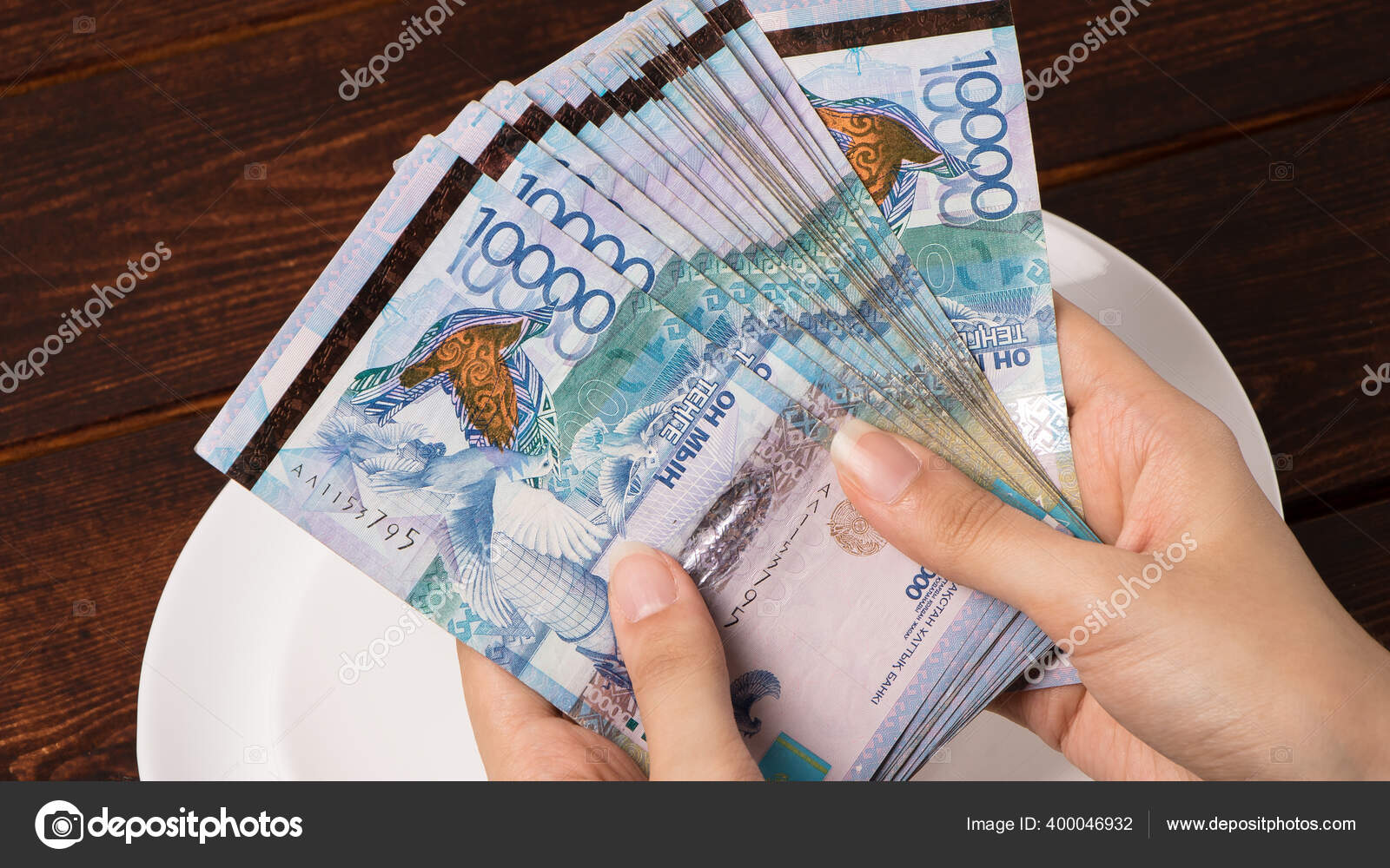 用坚韧数钱白盘上有很多哈萨克斯坦肌腱哈萨克斯坦的国家货币薪水是坚韧的削减预算——图库图片© YevgeniySam25 #400046932