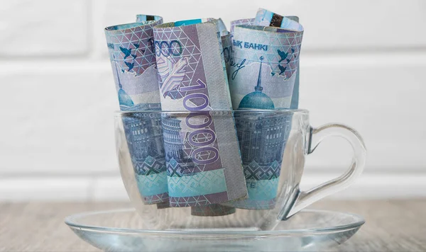 Mucho Dinero Kazajstán Tenge Una Taza Sobre Mesa Moneda Nacional — Foto de Stock
