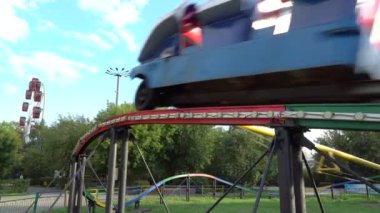 Yazın lunaparkta arabalı çocuk atlıkarıncasında.