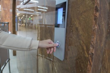 Kız asansörü arar, ofisteki asansöre biner, alışveriş merkezi ya da iş merkezinden ikinci kata çıkar. El, tablodaki iki numaralı tuşa basıyor.