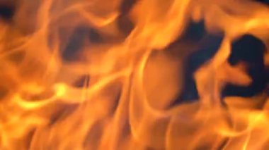 Ateş ve alevlerin yavaş çekim videosu. Bir ateş çukuru, yanan gaz ya da alevlerle yanan benzin. Yakın çekim ve kıvılcımlar, ateş desenleri.