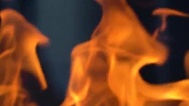 Ateş ve alevlerin yavaş çekim videosu. Bir ateş çukuru, yanan gaz ya da alevlerle yanan benzin. Yakın çekim ve kıvılcımlar, ateş desenleri.