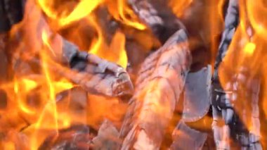 Ateş ve alevlerin yavaş çekim videosu. Bir ateş çukuru, yanan gaz ya da alevlerle yanan benzin. Yakın çekim ve kıvılcımlar, ateş desenleri.