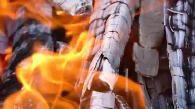 Ateş ve alevlerin yavaş çekim videosu. Bir ateş çukuru, yanan gaz ya da alevlerle yanan benzin. Yakın çekim ve kıvılcımlar, ateş desenleri.