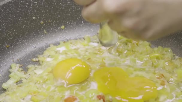 Vídeo Cámara Lenta Romper Los Huevos Pollo Una Sartén Con — Vídeos de Stock